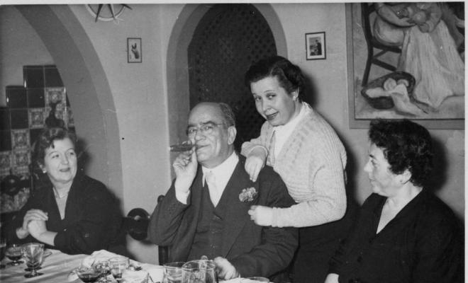 Un home i una dona retratats durant un àpat al restaurant El Casino