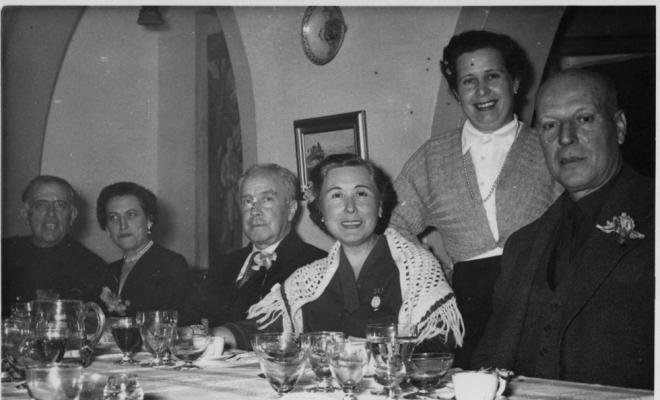 Ceset i altres comensals d'un àpat celebrat al restaurant El Casino