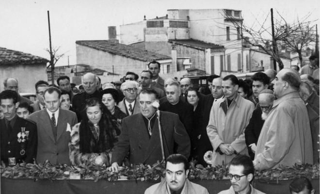 Parlaments des de la tribuna de la plaça de l'Església el dia de la Victòria
