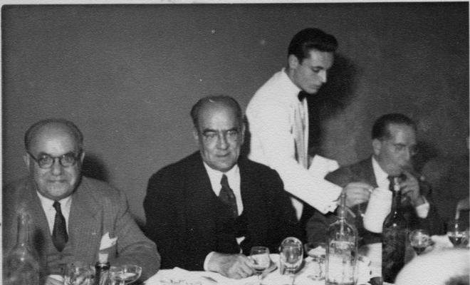 Comensals durant un àpat en un restaurant