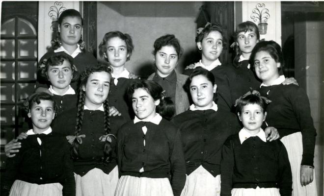 Retrat de grup de nenes amb uniforme d'escola
