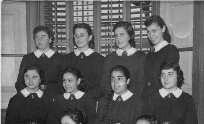 Retrat de grup de deu estudiants de les Escolàpies