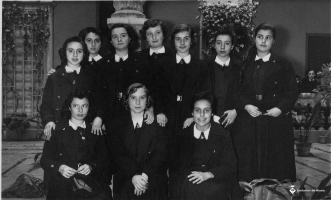 Retrat de grup d'estudiants de les Escolàpies al claustre de l'escola