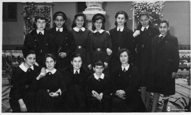 Retrat de grup d'estudiants de les Escolàpies al claustre de l'escola