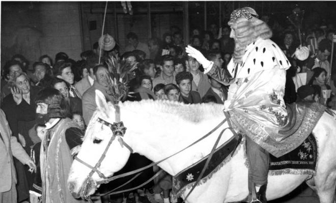 Rei Mag muntant un cavall blanc durant la cavalcada de la nit de reis