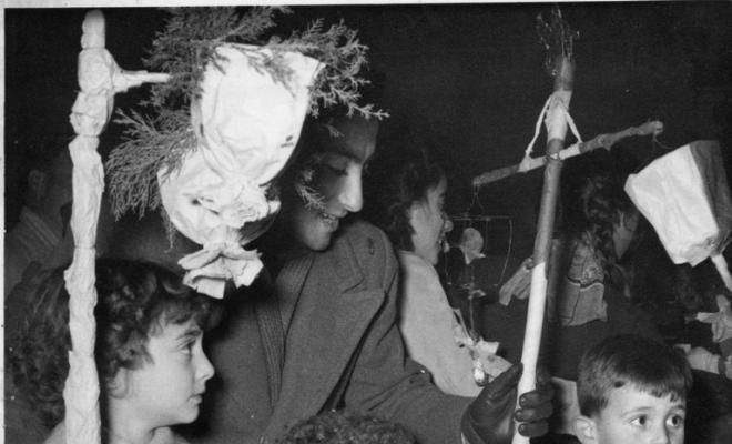 Nens amb fanals i bastons durant la cavalcada de la nit de reis