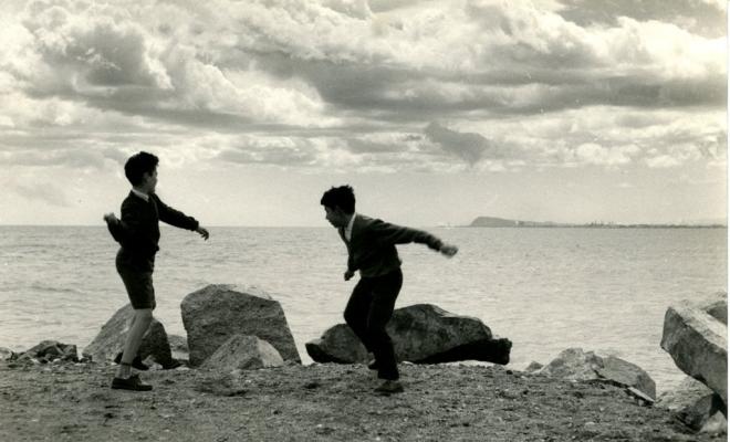 Dos nens jugant a la vora del mar a la platja del Masnou