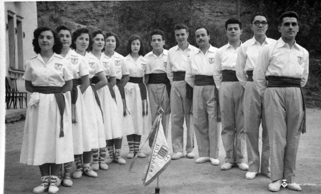 Retrat de grup dels integrants de la colla sardanista del Masnou