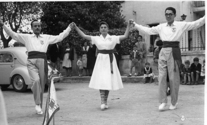 Integrants de la Colla Sardanista del Masnou ballant
