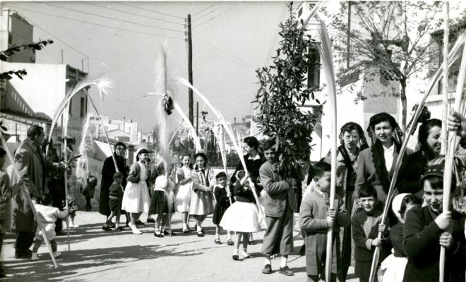 Dones i nens fent cua per beneir els palmons el Diumenge de Rams