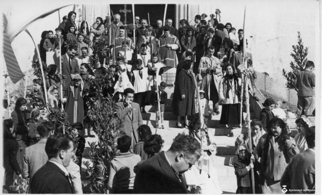 Benedicció de palmons el diumenge de rams a l'exterior de l'església de Sant Pere