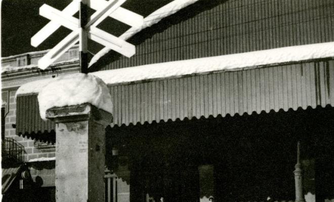 Camí Ral davant el Mercat Municipal cobert de neu