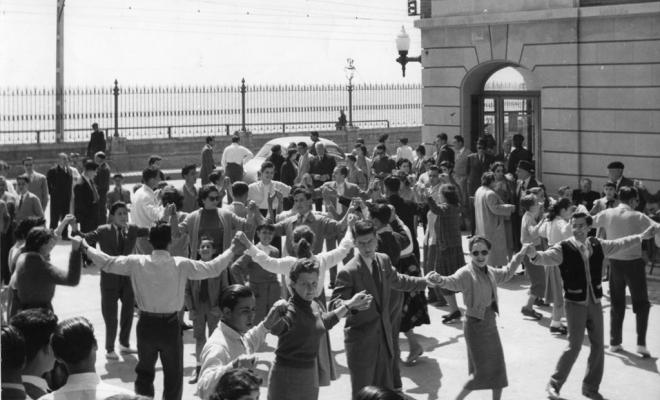Ballada de sardanes a la plaça de la Llibertat