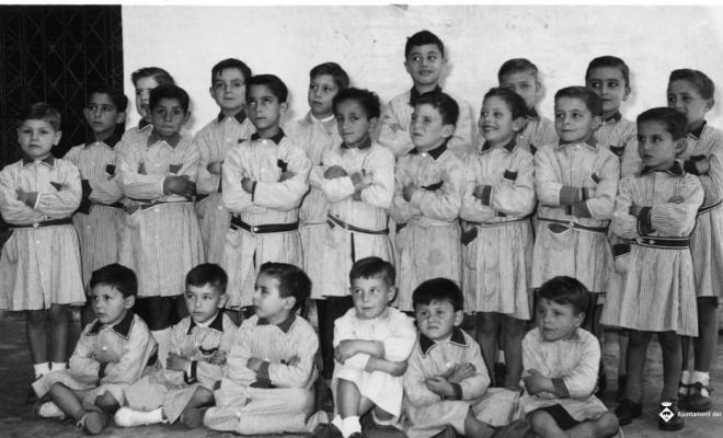 Retrat de grup de nens alumnes de la Sagrada Família