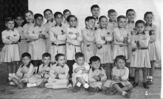 Retrat de grup de nens alumnes de la Sagrada Família