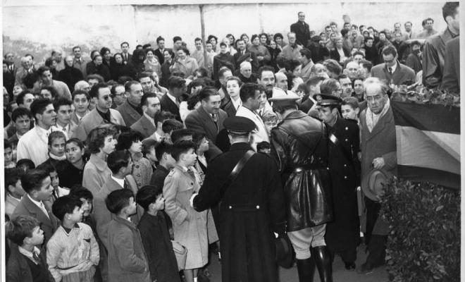 Gentada a la plaça de l'església durant la celebració del Dia de la Victòria