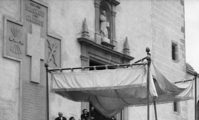 Processó de Corpus davant l'Església de Sant Pere