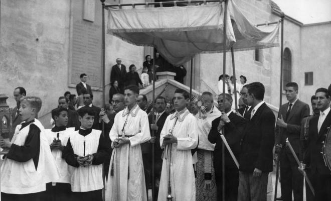 Processó de Corpus davant l'església de Sant Pere