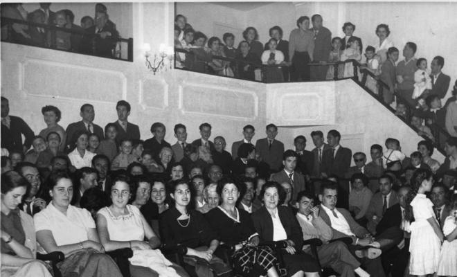 Públic al teatre de la Casa Benèfica