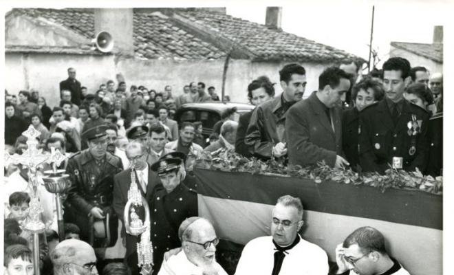 Mossèn Pere Clot amb un bisbe a la plaça de l'Església el Dia de la Victòria