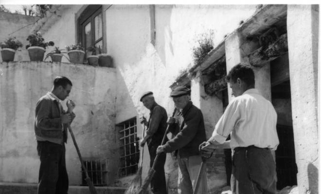 Escombriaires a les escales del carrer de Sant Francesc d'Assís