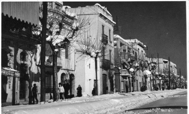 Camí Ral cobert de neu a l'alçada del Mercat Municipal