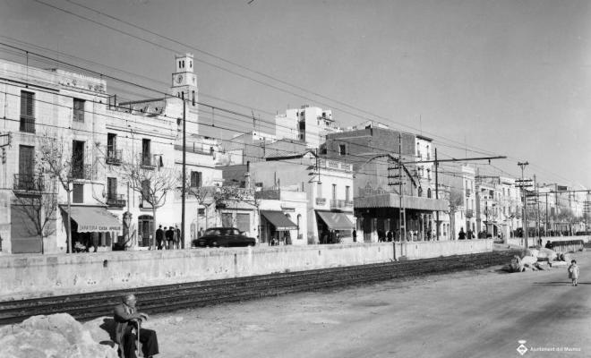 Vies de tren i façana marítima a l'alçada del mercat municipal