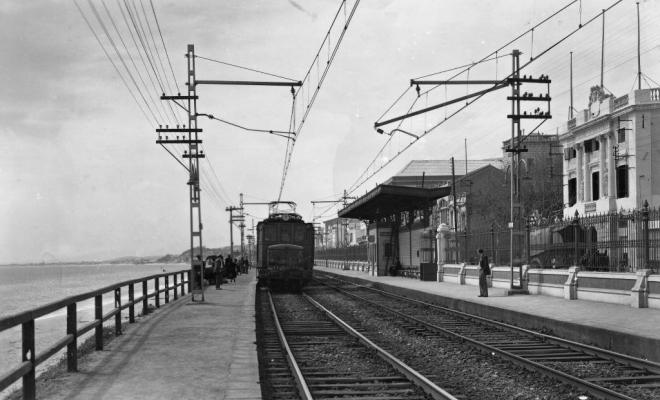 Tren elèctric entrant al baixador d'Ocata