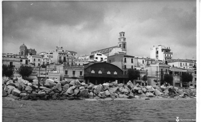 Mercat Municipal i església de Sant Pere des del mar