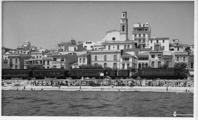 Façana marítima del Masnou amb l'església de Sant Pere al centre