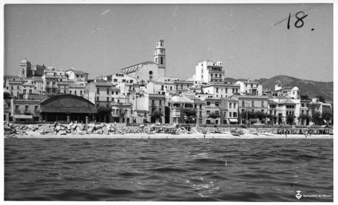 Església de Sant Pere i façana marítima des del mar
