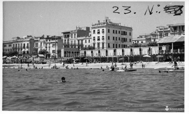 Vista de la platja i els banys de Sant Pere des del mar
