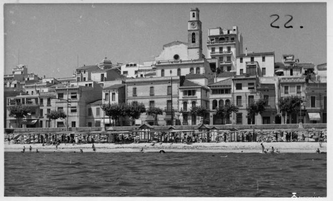 Vista del Masnou des del mar amb l'església de Sant Pere al centre