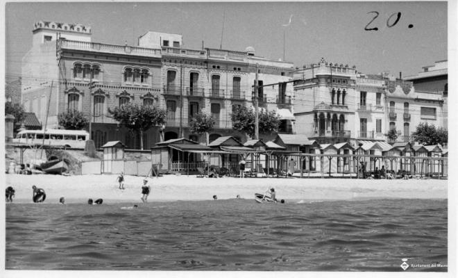 Vista del Masnou des del mar a l'altura de la Casa de Cultura