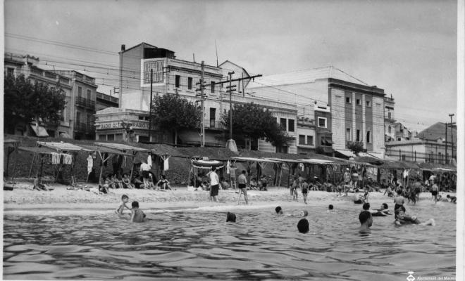 Banyistes a la platja del Masnou