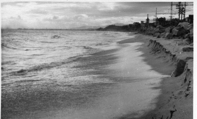 Onades trencant a la platja del Masnou