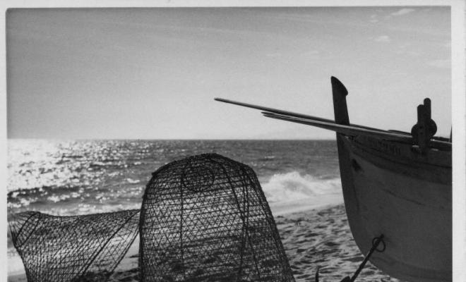Barca varada i trampes de pesca a la platja del Masnou