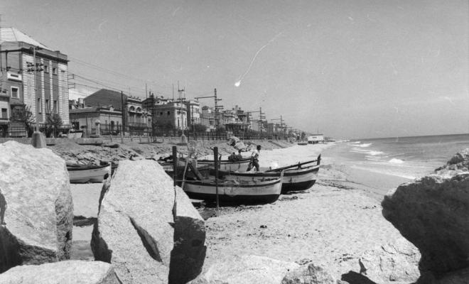 Vista de la platja del Masnou des de les roques de l'espigó