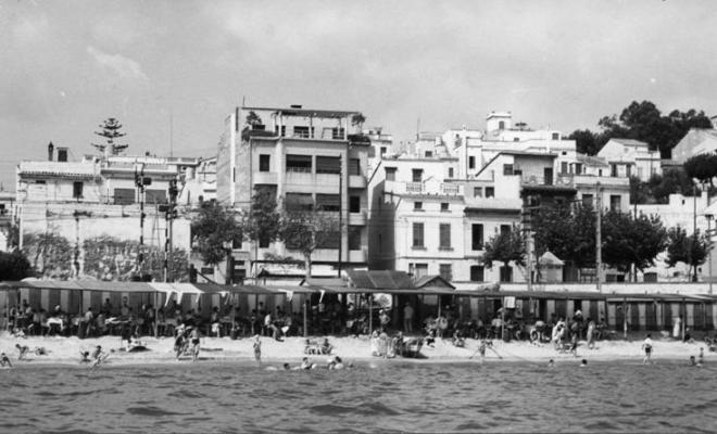 Vista del Masnou des del mar a la zona dels banys de Sant Cristòfol