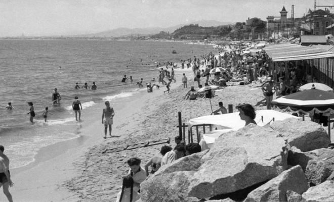 Vista de la platja i els banys de Sant Cristòfol