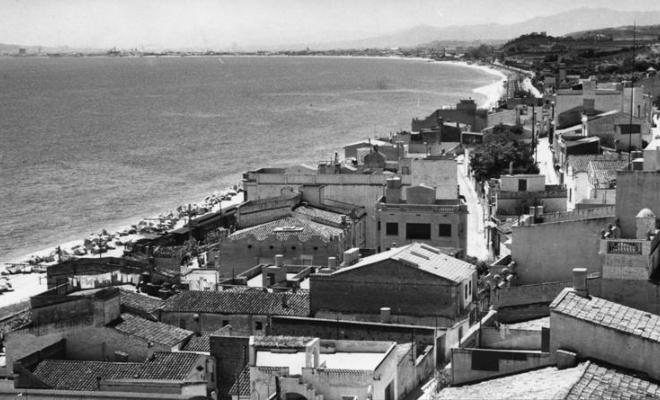 Vista panoràmica del Masnou amb la silueta de Montjuïc al fons