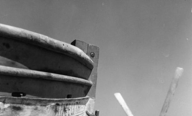 Detall de l'hèlix d'una barca varada a la platja