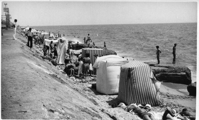 Banyistes i tendals a la platja