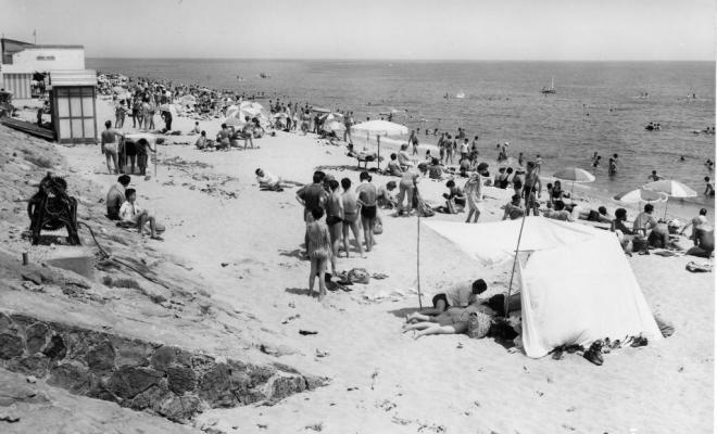 Banyistes a la platja a la zona dels Banys de Sant Pere