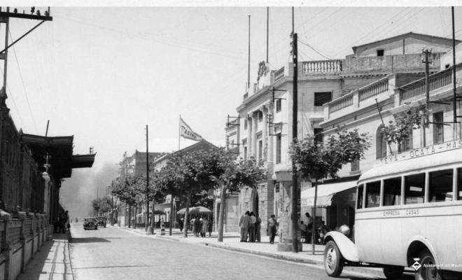 Carretera de Barcelona al seu pas per l'Ajuntament