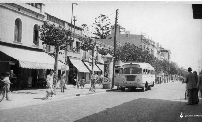 Autobus aturat davant el bar Julio, a la carretera de Barcelona