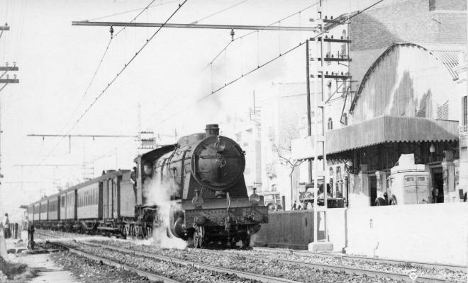Tren de vapor circulant davant el Mercat Municipal
