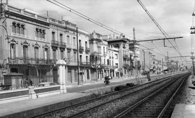 Vista del passeig Prat de la Riba des del baixador d'Ocata