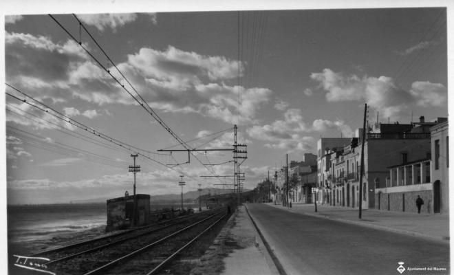 Vista de les vies de tren i de la carretera