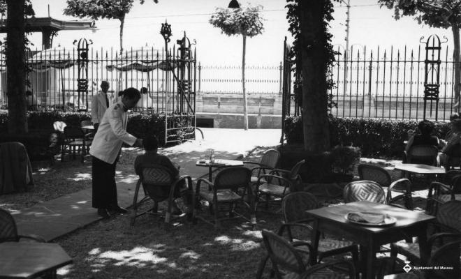 Cambrers i clients al jardí del restaurant del Casino